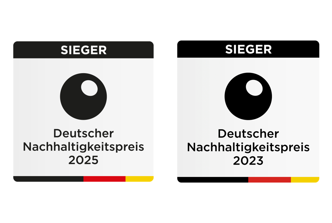 Zwei Logos für den „Deutschen Nachhaltigkeitspreis“ mit dem Schriftzug „SIEGER“, eines für 2025 und eines für 2023, mit einem schwarzen Kreis und den Farben der deutschen Flagge.