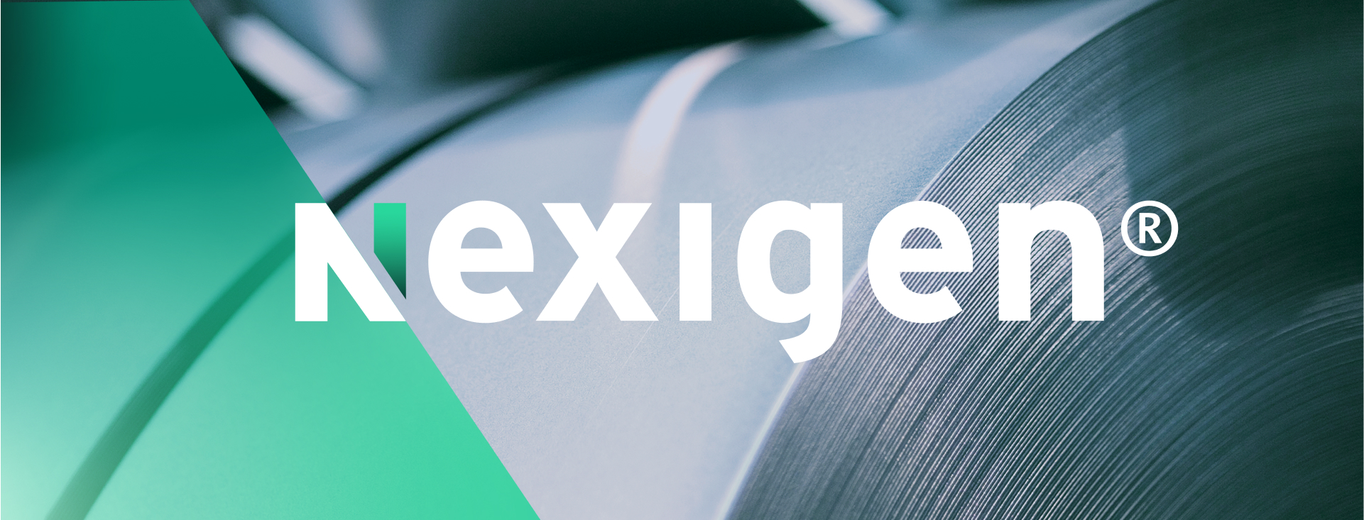 Nahaufnahme von industriellen Metallspulen mit dem Wort „Nexigen®” in fetten weißen Buchstaben darüber. Grüne geometrische Form auf der linken Seite.